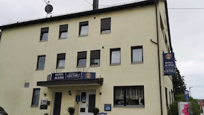 A building with a sign for Hotel Alena and Restaurant Sirtaki. - Hotel Alena (Filderstadt)