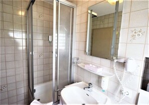 Enkeltværelse (204) | Badeværelse | Bruser, gratis toiletartikler, hårtørrer, hjemmesko