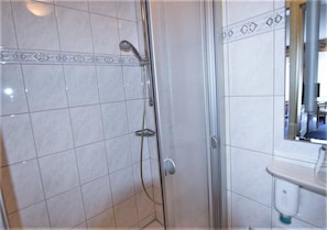 Yhden hengen huone (104) | Kylpyhuoneen suihku