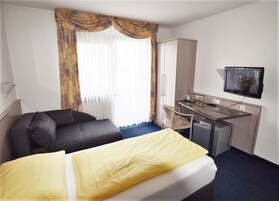 Single Room (205) | Desk, soundproofing, free WiFi, bed sheets