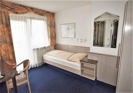 Single Room (106) | Desk, soundproofing, free WiFi, bed sheets