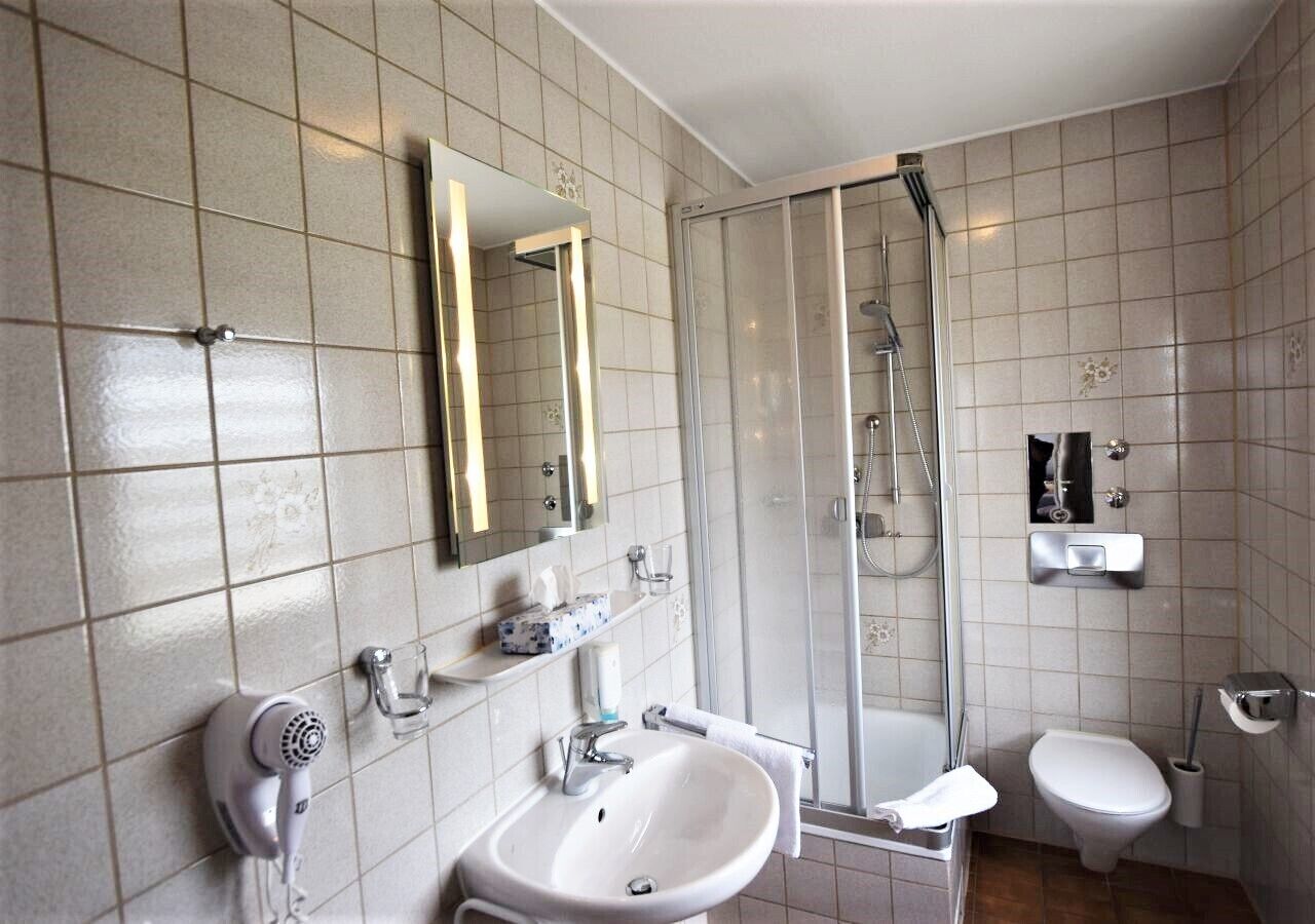 Single Room (205) | Bathroom | Shower, free toiletries, hair dryer, slippers