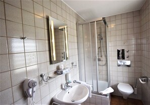 Single Room (205) | Bathroom | Shower, free toiletries, hair dryer, slippers - Hotel Alena (Filderstadt)