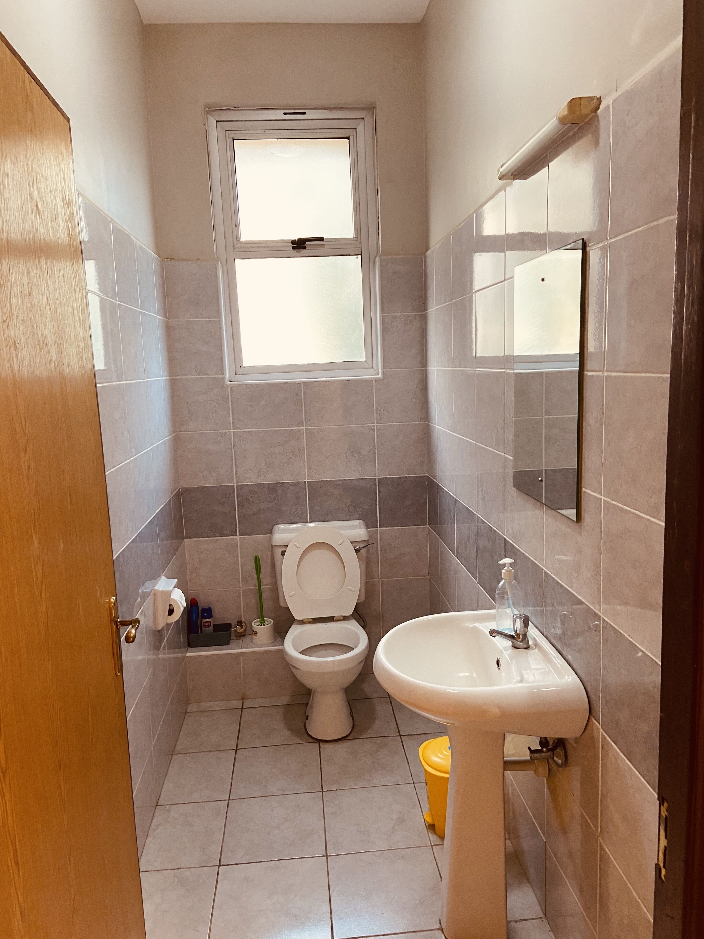 Apartamento clásico, 2 habitaciones | Baño | Ducha, artículos de higiene personal gratuitos y secador de pelo