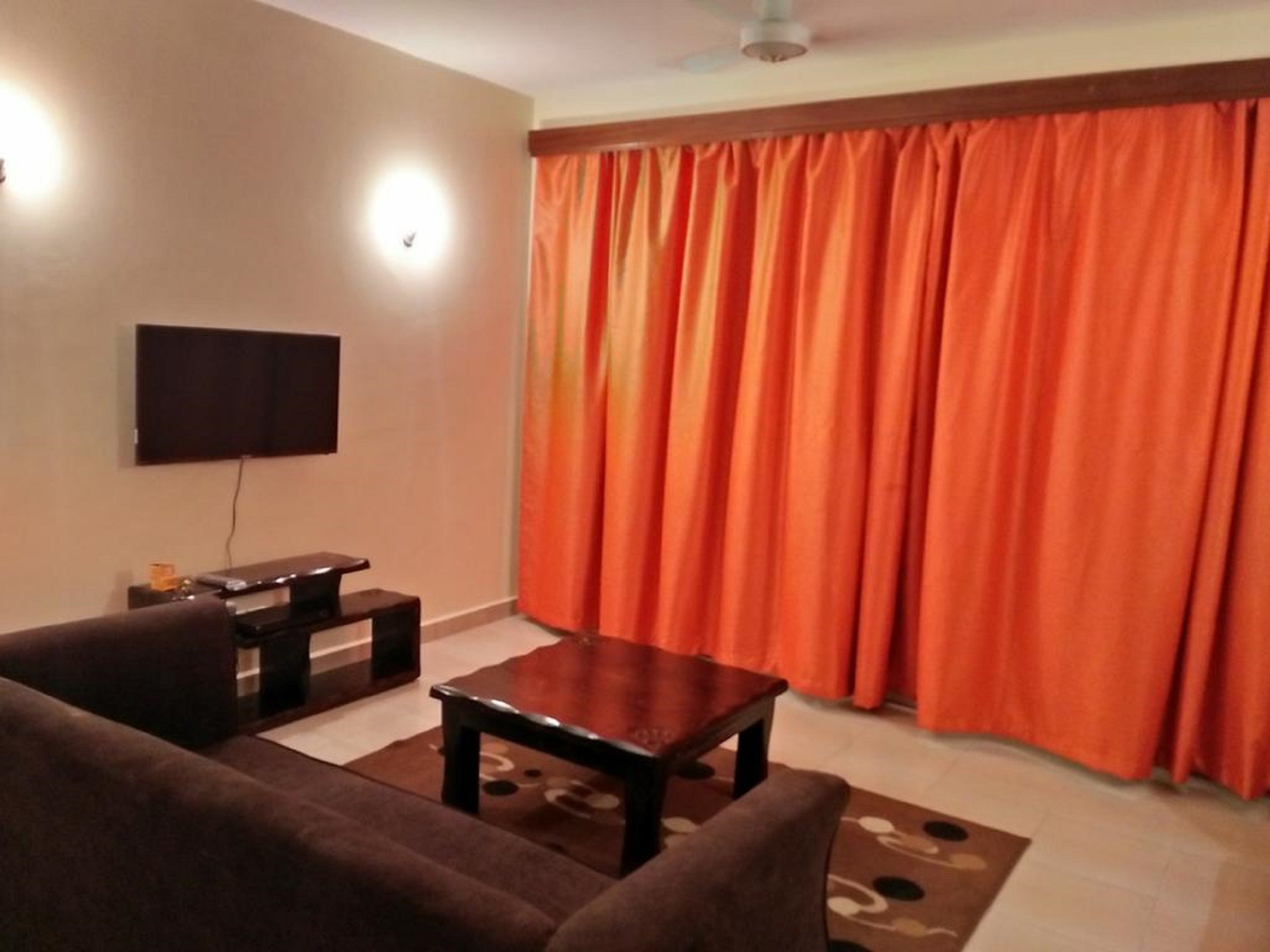 Leilighet – classic, 2 soverom | Oppholdsrom | En 42-tommers LED-TV med digitale kanaler samt TV og DVD-spiller