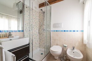 Ensemble douche/baignoire, articles de toilette gratuits, sèche-cheveux