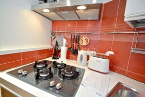 冷蔵庫、電子レンジ、オーブン、コンロ