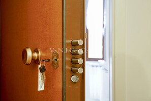 A door with a brass handle, a keyhole, and a keychain with a tag. - Ve.N.I.Ce Cera Ca'Amata (Venezia)
