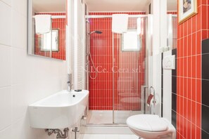 A bathroom with a white sink, a toilet, and a shower enclosure. - Ve.N.I.Ce Cera Ca'Amata (Venezia)