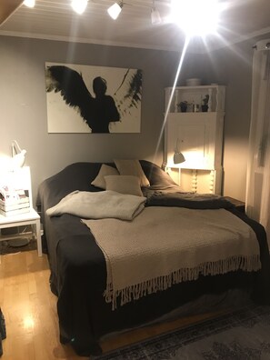 4 bedrooms, desk, iron/ironing board, travel cot