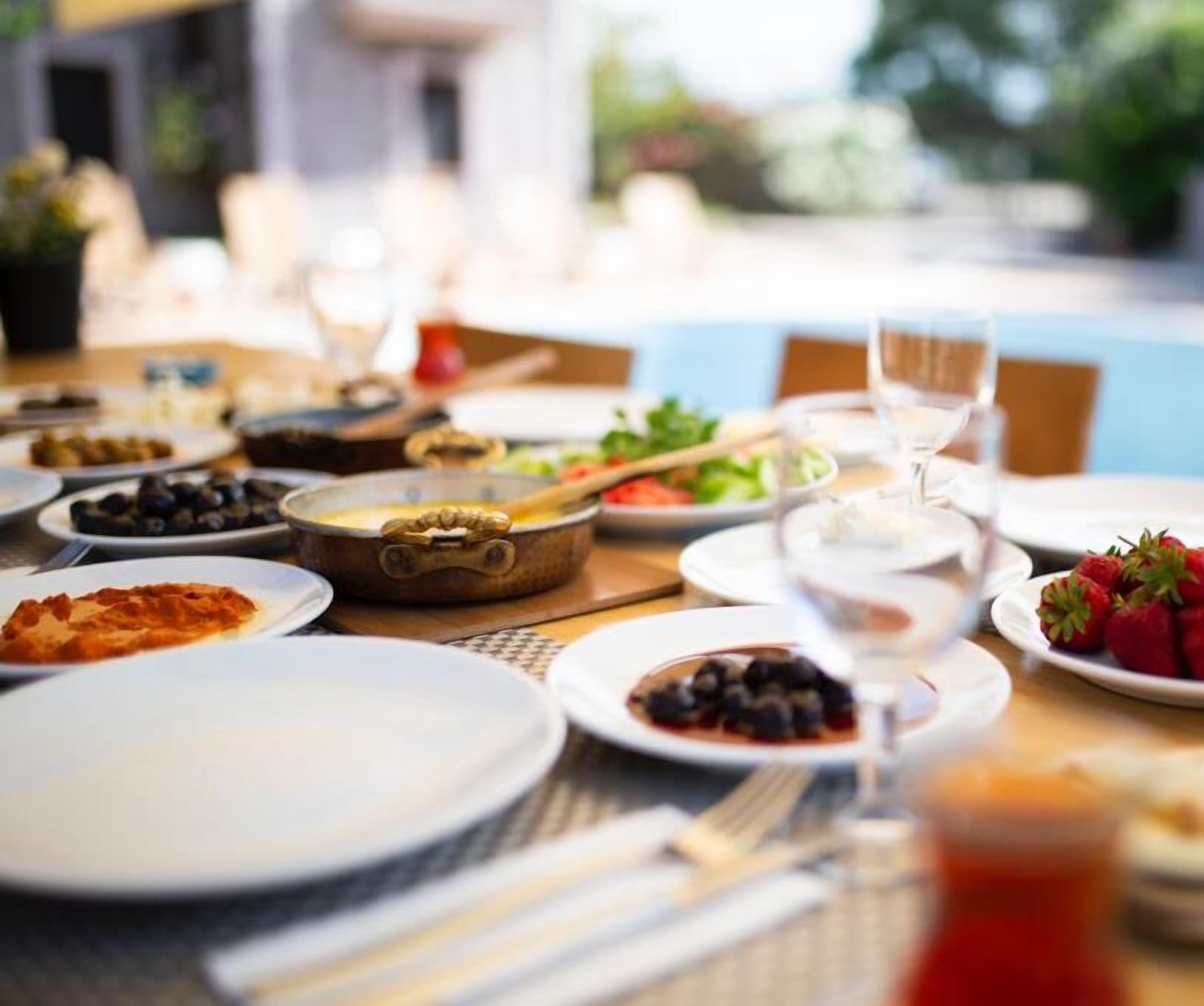 free daily full breakfast