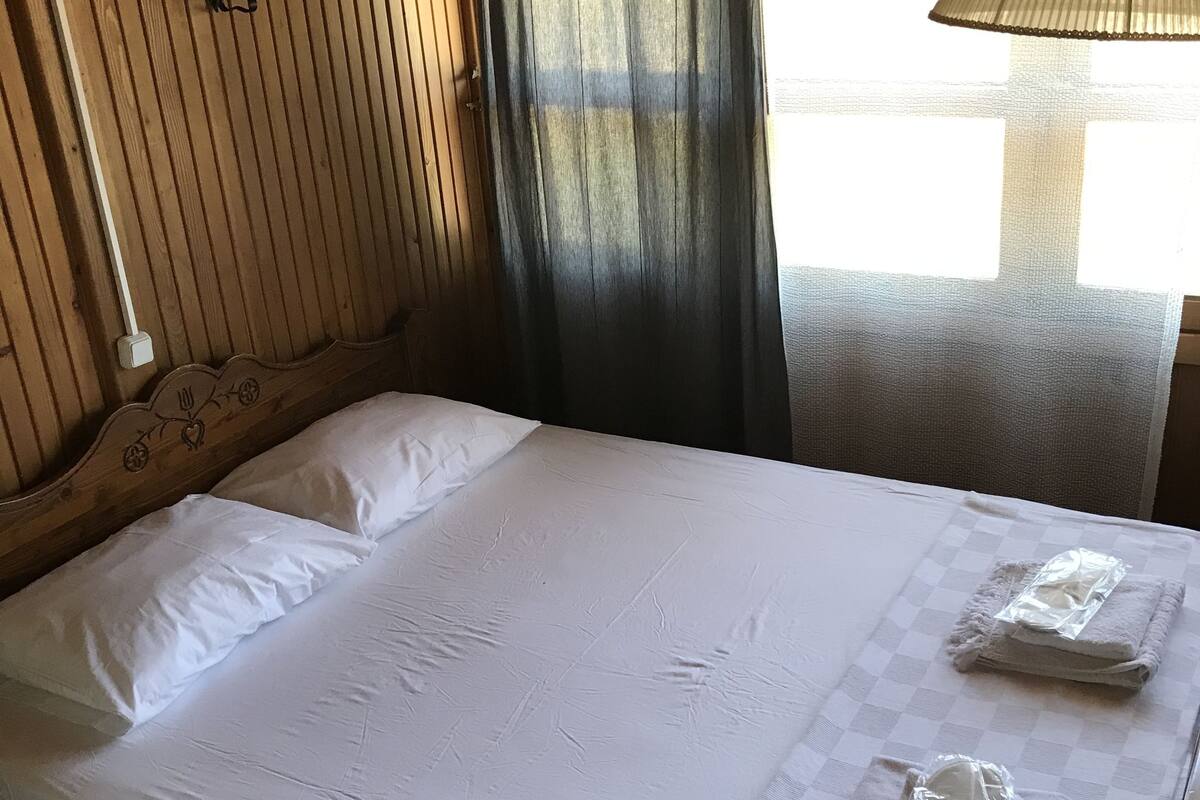 minibar, iron/ironing board, free wifi, bed sheets