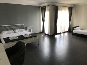 Chambre Triple | Coin séjour