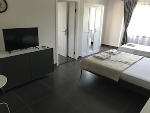 Habitación triple | Minibar, tabla de planchar con plancha, wifi gratis y ropa de cama