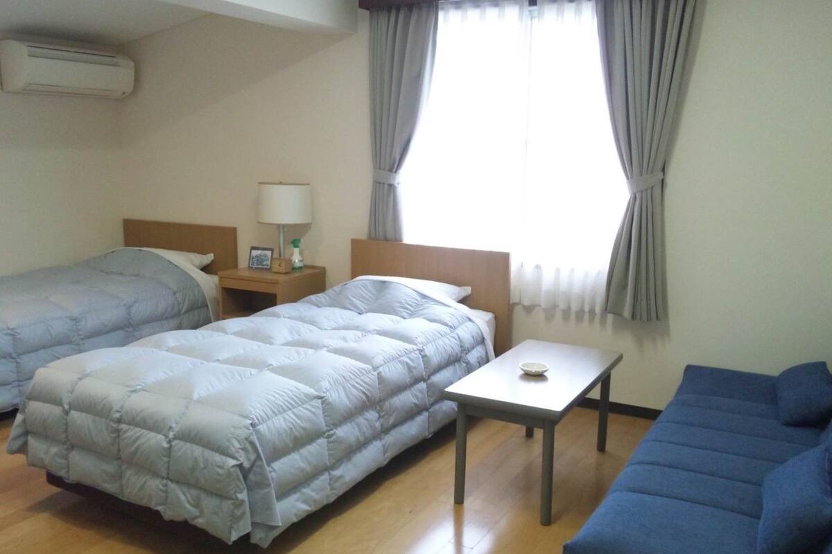 Habitación con 2 camas individuales, fumadores (with Sofa Bed, Pet Not Allowed)