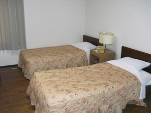 Habitación con 2 camas individuales, fumadores (with Sofa Bed, Pet Not Allowed)