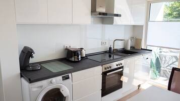 Großer Kühlschrank, Mikrowelle, Ofen, Herdplatte