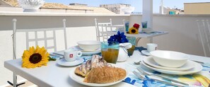 Café da manhã com buffet grátis todos os dias