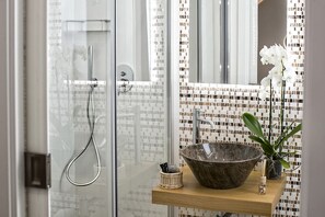 Habitación doble (Sabbia) | Baño | Ducha, bidé y toallas