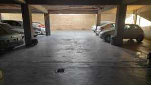 Tempat letak kenderaan sendiri percuma 