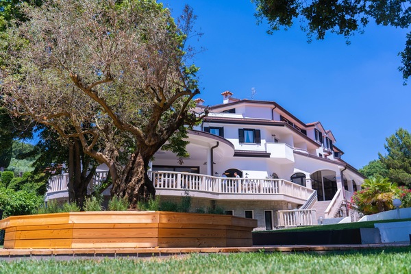 Vista frontal de la propiedad