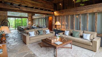 Minibar, in-room safe, individually decorated, individually furnished