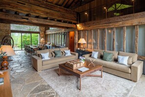 Minibar, caja de seguridad en la habitación y decoración personalizada