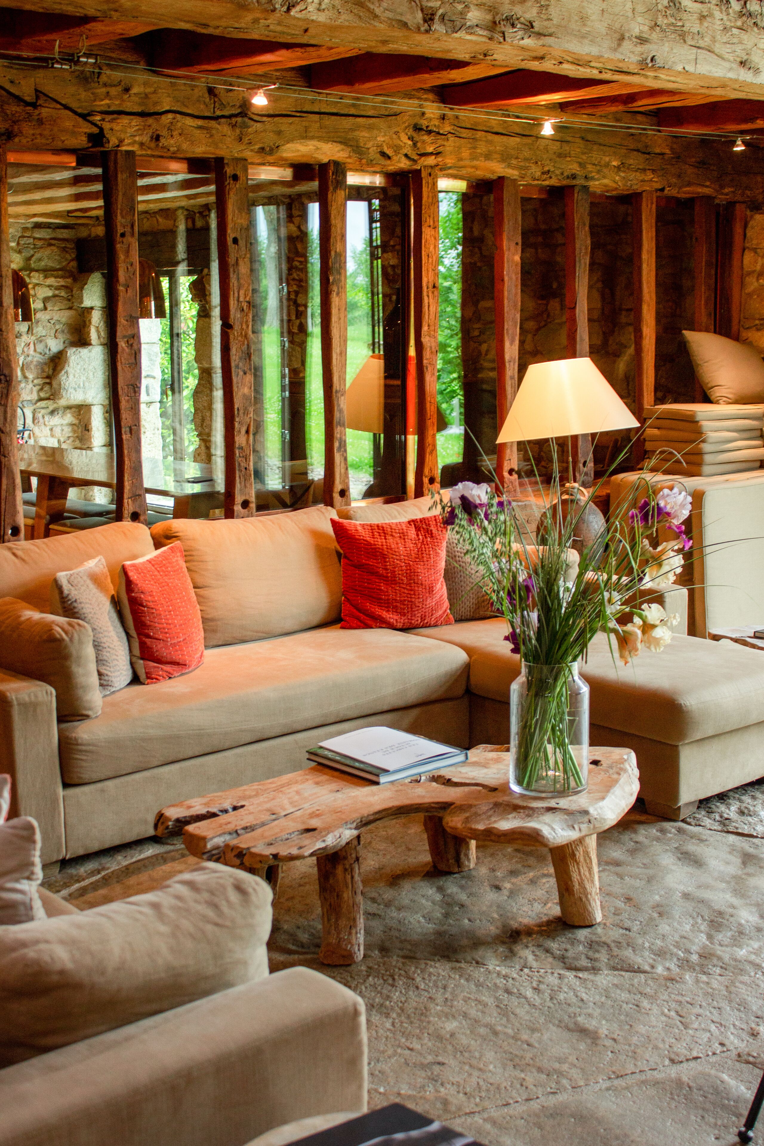 140-centimeters platt-tv med digitalkanaler, tv och leksaker