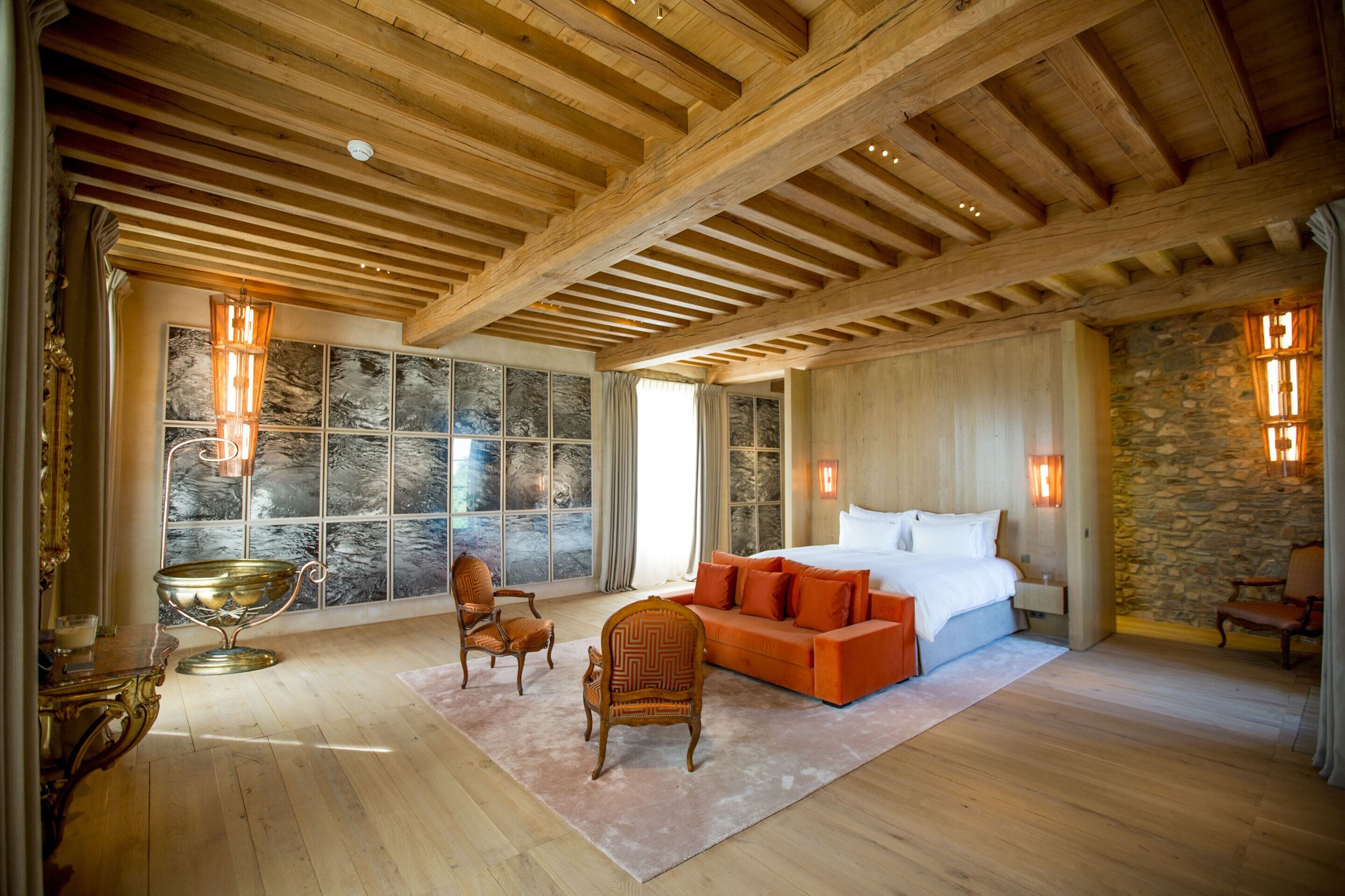 Minibar, coffres-forts dans les chambres, décoration personnalisée