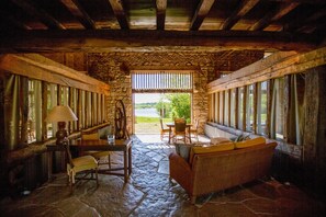 Téléviseur à écran plat de 140 cm avec télévision numérique, téléviseur