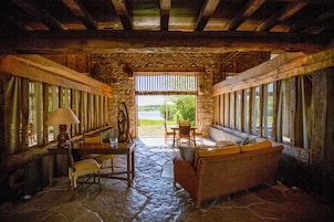 Televisión de pantalla plana 140 cm con canales de televisión digitales