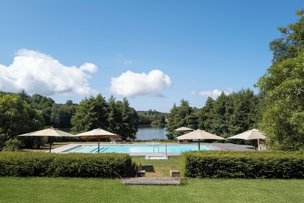 Una piscina techada, una piscina al aire libre de temporada
