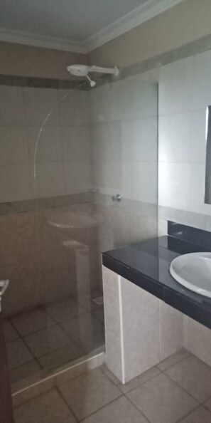 Kahden hengen deluxe-huone | Kylpyhuone | Suihku, ilmaiset hygieniatuotteet, tohvelit, pyyhkeet