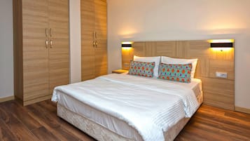 Ropa de cama de alta calidad y caja de seguridad en la habitación