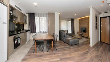Full-sized fridge, oven, stovetop, dishwasher