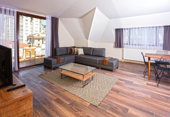 أغطية فراش متميزة وخزنة داخل الغرفة وبديكورات فريدة لكل غرفة