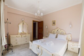 1 bedroom, iron/ironing board, WiFi, bed sheets - Classic one bedroom Hooneymoon Suite (n18) (Poros, Cephalonia)