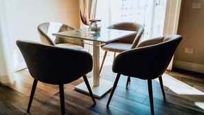 Habitació quàdruple Deluxe, 1 llit doble i sofà llit | Cobrellits, caixa forta a l'habitació i decoració individual