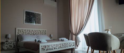 Quarto quádruplo luxo, 1 cama de casal e sofá-cama | Edredons de pluma, cofres nos quartos, individualmente decorados