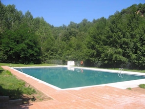 Indoor pool, seasonal outdoor pool, sun loungers - Hostal Rural Can Enric (Sant Sadurni d'Osormort)