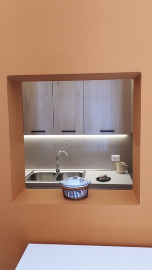 Kylskåp, mikrovågsugn, spishäll och grytor/köksredskap