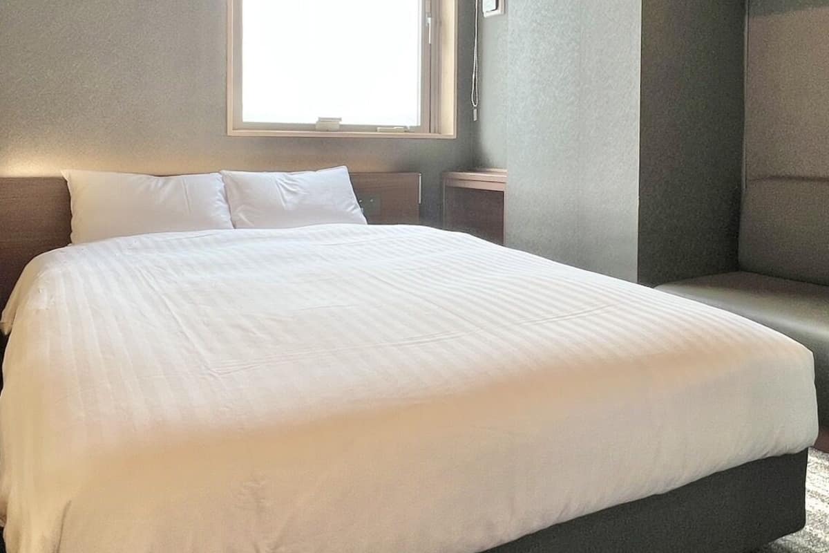 Memory-foam beds, in-room safe, free WiFi, bed sheets