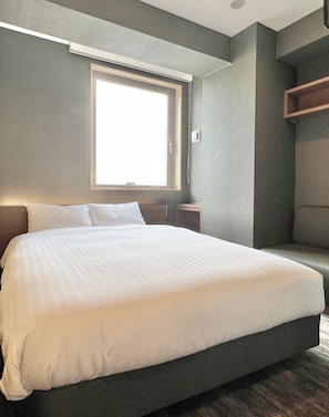 Memory-foam beds, in-room safe, free WiFi, bed sheets - Kin Hotel (Tokyo)