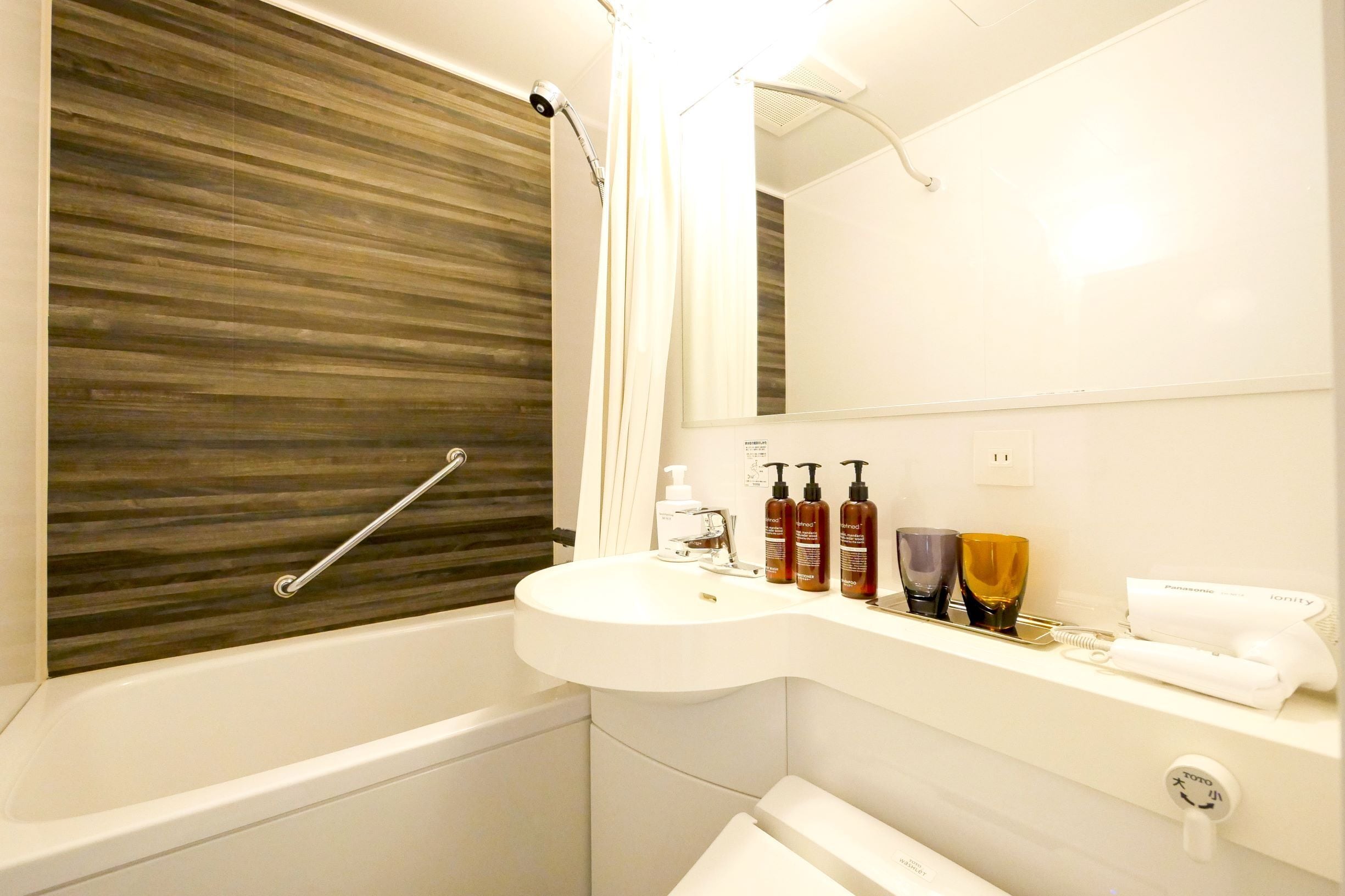 deluxe single room | bathroom | combined shower/bathtub, hydromassage showerhead, free toiletries