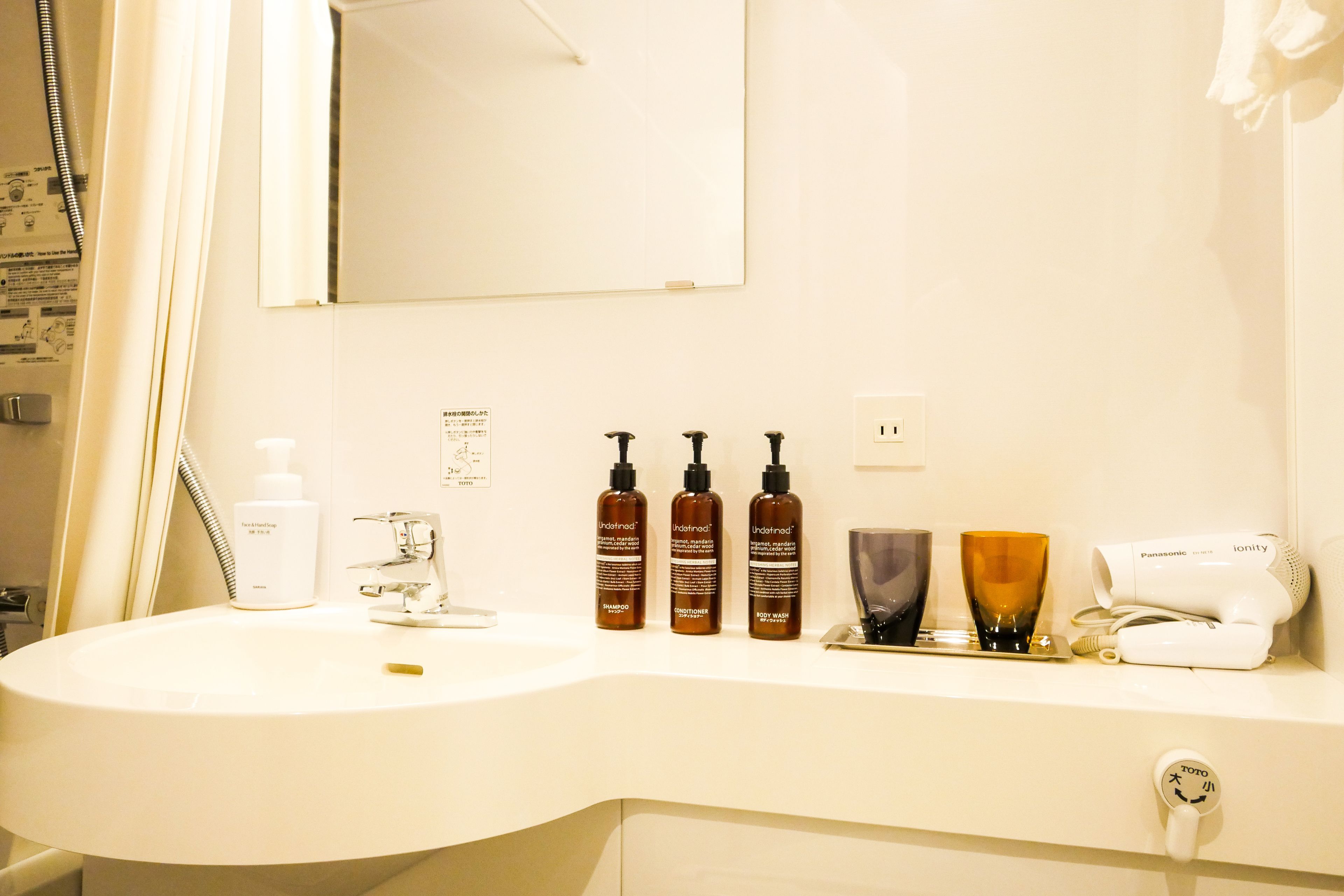 combined shower/bathtub, hydromassage showerhead, free toiletries