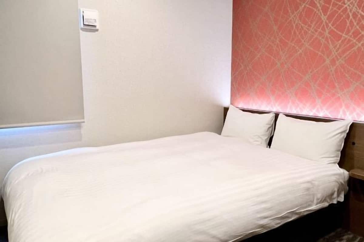 Nệm cao su hoạt tính (memory foam), két bảo mật tại phòng