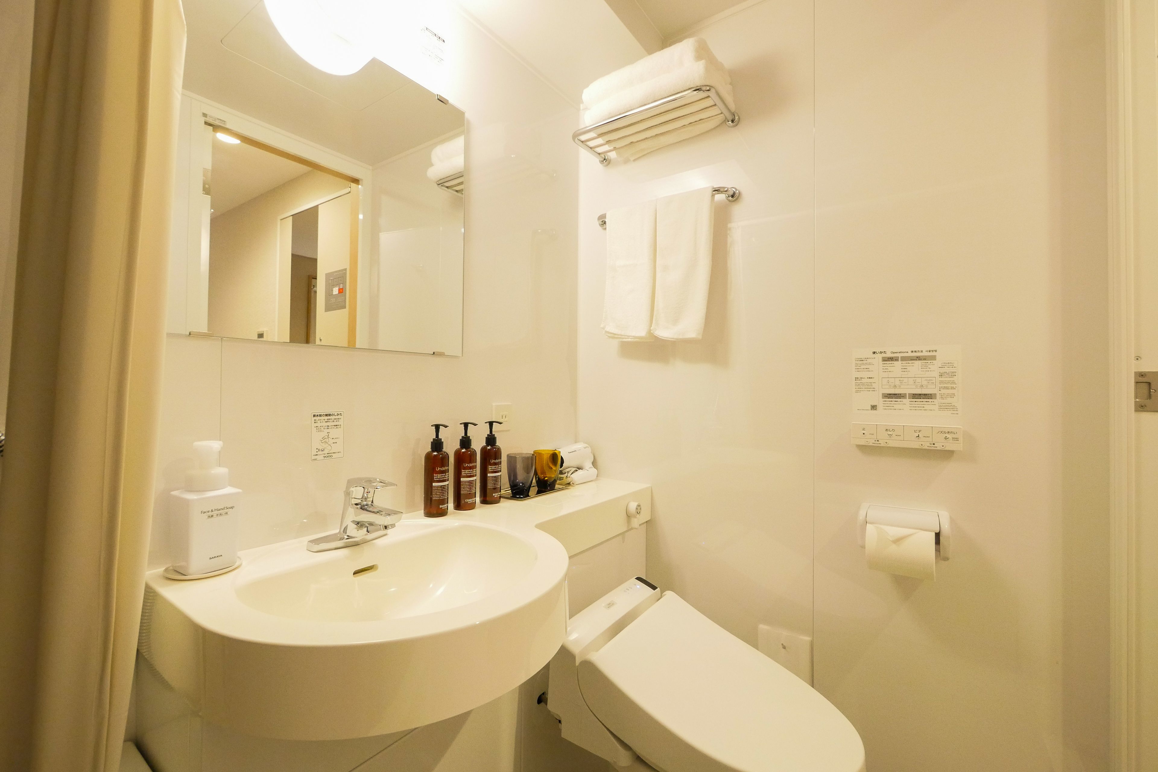 combined shower/bathtub, hydromassage showerhead, free toiletries