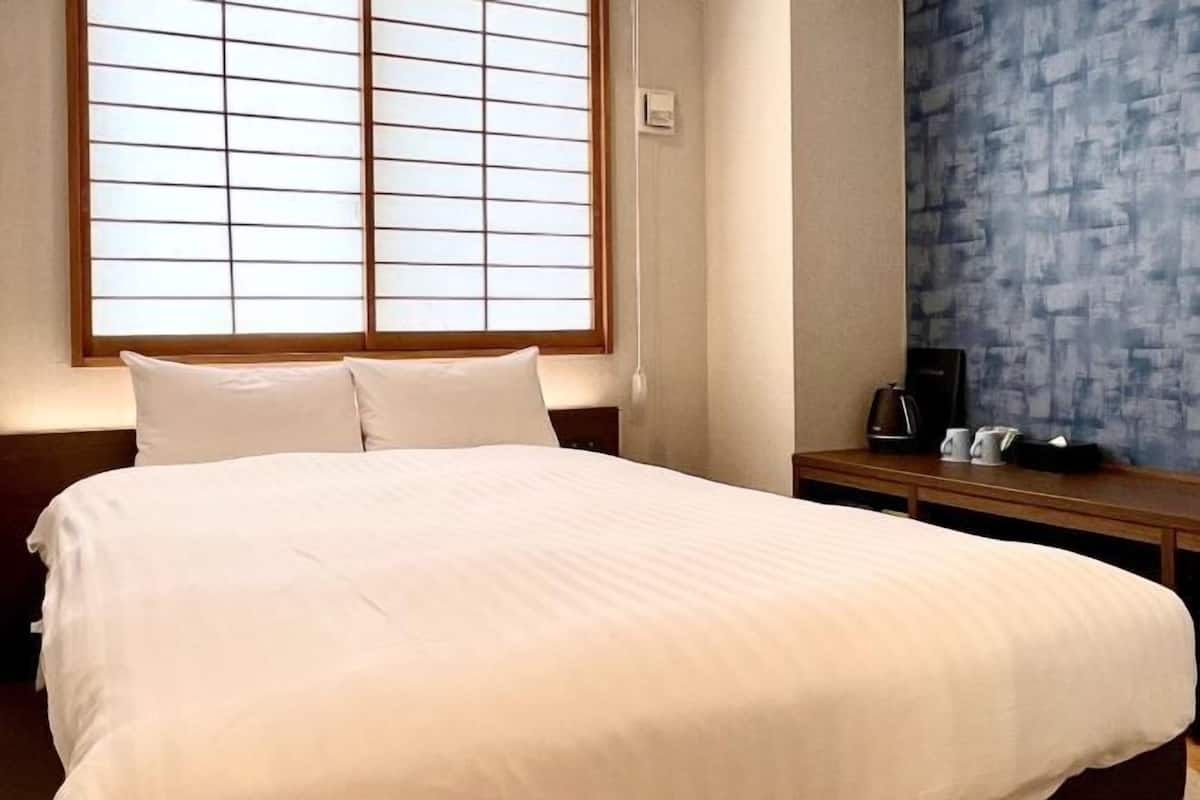 Nệm cao su hoạt tính (memory foam), két bảo mật tại phòng