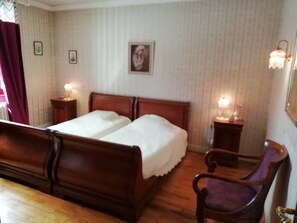 2 habitaciones, tabla de planchar con plancha, wifi y ropa de cama 