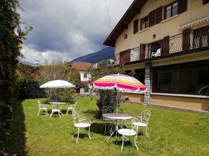 Outdoor dining - large apartment with terrace in house in the heart of the Alps (Ugine)